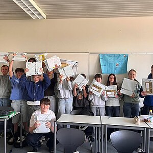 Die 8A freut sich riesig über die Ausgabe der neuen iPads und es startklar für die Digitale Schule der Zukunft.