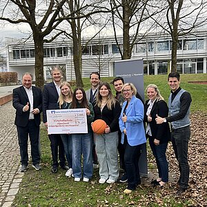VR Bank Rosenheim-Chiemsee Stiftung unterstützt die Wirtschaftsschule Alpenland - 
5000 Euro Spende für eine aktive und...