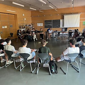 Am Ende des Schuljahres wird es oft besonders stressig. Die Klasse 9a versuchte mit Frau Keller gemeinsam, diesem Stress...
