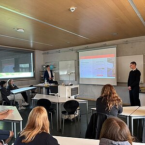 Heute waren zwei ehemalige Schüler von der Sparkasse @sparkasse_rosenheim_badaibling bei uns zu Gast und haben unsere...