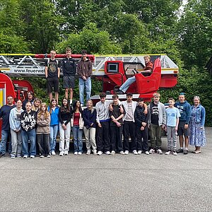 Heute war die Klasse 9b bei der Freiwilligen Feuerwehr Bruckmühl zu Gast 🚒🔥. Im Rahmen des Ehrenamtstages durften wir...