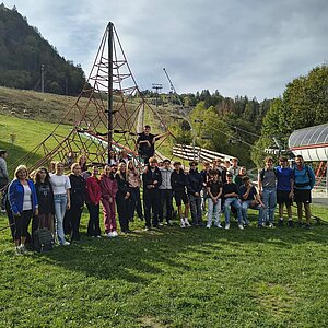"Auffe aufn Berg und oba mim Sommerrodel"

Nach diesem Motto fand der Sportausflug aller 10. Klassen auf das Hocheck in...