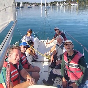 Beste Stimmung im Segellager unserer Siebten 👍🏼😃⛵
 Alle Crews segeln heute dem  Highlight entgegen: wir ankern vor der...