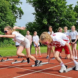 Du schaffst das schon!

Der sportliche Wettkampf um Ehren- und Siegerurkunden sowie das olympische Motto "Dabei sein ist...