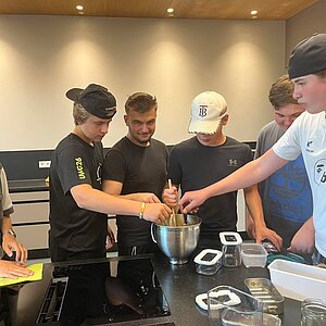 Modul Gesundheit:

Erst wurde eifrig Morgensport gemacht, dann Eis aus frischen Früchten der Saison zubereitet. Lecker...